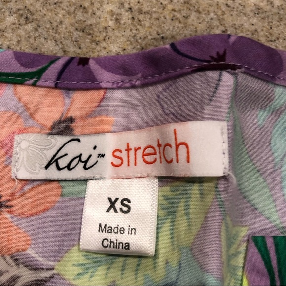XS Koi Stretch Scrub top - Picture 4 of 8